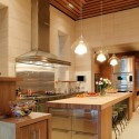 Tủ bếp gỗ tự nhiên Xoan đào kết hợp bàn đảo – TVB315